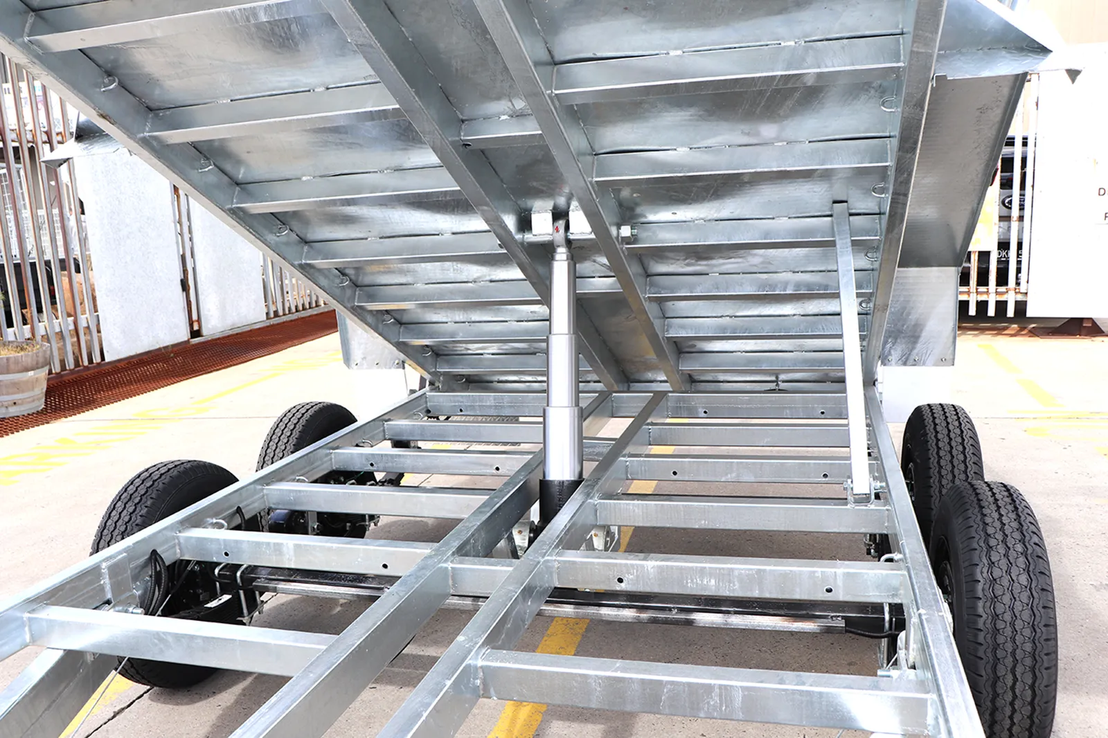 10×6 heavy duty galvanised hydraulic tipper cage trailer for sale – 3ft cage <br><br><span class="gvm 3200">3500 kg gvm</span> 10×6 heavy duty galvanised hydraulic tipper cage trailer for sale – 3ft cage 3500 kg gvm